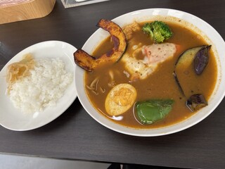 Supu Kare Mun Sanjuu Roku - ベーコンエッグカレー　ライス小　辛さ3
                        玉ねぎのアチャール