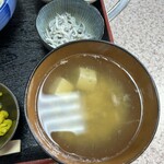 海楽亭 - 豆腐が入ったアラ汁とシラス