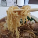 手打ち らーめん 響 - カンスイを使用しない、独特な手打ち縮れ麺！食感が違います！
