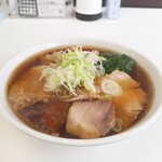 手打ち らーめん 響 - 醤油ラーメン（以前の和風醤油ラーメン）の大盛り！　鶏と節の調和したマイルドなスープです！