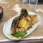 豊野丼 - 別皿の烏賊天にはにんにくチップ、ナス、ブロッコリー、大葉