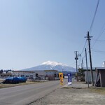 Mendokoro Fujikou - お店の前から岩木山♪