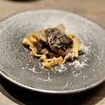 TOSAGE - 山形牛ミートソース
      これも平麺で。お肉はゴロゴロしていて、とにかく肉肉しくて、もうミートソースという庶民的な名称で呼ぶのがおこがましい素晴らしい逸品！