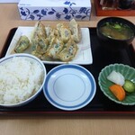 富士山餃子 - 餃子8個定食(760円)。