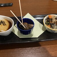 ヒル薬膳粥・ヨル貝料理カイノクチ - お通し(冷奴、壺貝、おから)