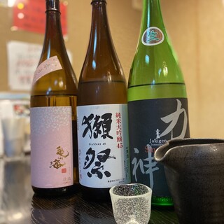 全国から厳選した15種の地酒や下町定番のホッピーで乾杯！