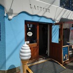 LAITIER - 店舗外観。鮮やかな水色の壁が印象的。この水色の壁を背景にしてソフトクリームの写真を撮るのが定番のようだ。