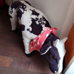 レティエ - 店の入口で小さな牛さんがお出迎え。
