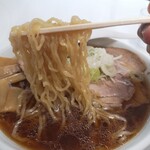 手打ち らーめん 響 - この独特な食感の手打ち縮れ麺を、十二分に楽しめたくて「特盛」しました！