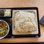 手打うどん麦や - カレー汁大盛り　となりの布はカレー飛びはね防止用♪