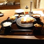 とんかつ ここまでやるか。 - 神戸ポークプレミアム特上ロース②、サワラフライ