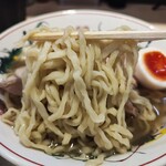 キング製麺 - 中加水くらい？中太平打ち縮れ麺、ピロピロ系に近い