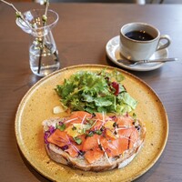 New American Dining GOTTA - ◆サーモンと柑橘のオープンサンド（税込1,300円）
                ◆セットコーヒー（税込400円）