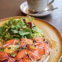 New American Dining GOTTA - ◆サーモンと柑橘のオープンサンド（税込1,300円）
                ◆セットコーヒー（税込400円）