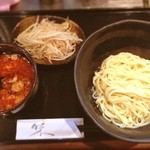 つけ麺さとう - 今日のランチは、仕事仲間と、つけ麺！
初来店の「さとう」というお店にて、辛味野菜つけ麺をオーダー！旨辛なさっぱり系のスープに太麺のマッチングがGOOD！
いやー美味かった！また来たいお店です^_^