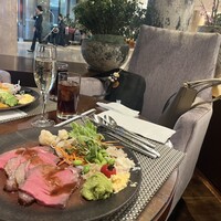 ロビーラウンジ 「マーブルラウンジ」 ヒルトン東京 - シャンパン＋サラダ、ローストビーフその他