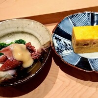 鮨 近藤 - ホタルイカの酢味噌和え♡下処理が素晴らしく食べてみると口の中でプリッと弾けてトロけそうになります。卵焼きはしっとり甘めで上品なお味でした。