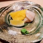 鮨 近藤 - お刺身（ヒラメ、ホタテ、カズノコ）山葵、レモン、塩で頂きます。プリプリで甘みのあるホタテ、プチプチ食感で歯触りが良くほんのり塩味が効いたカズノコ、コリコリした食感で淡白ながら旨味があるヒラメが絶品。