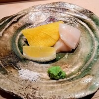 鮨 近藤 - お刺身（ヒラメ、ホタテ、カズノコ）山葵、レモン、塩で頂きます。プリプリで甘みのあるホタテ、プチプチ食感で歯触りが良くほんのり塩味が効いたカズノコ、コリコリした食感で淡白ながら旨味があるヒラメが絶品。