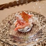 鮨 近藤 - ズワイ蟹のジュレがけ　ズワイ蟹の身は柔らかく繊細でほんのり甘味も感じられます。出汁のきいたジュレとの相性も抜群です♡