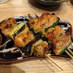 Honkaku Yakitori Gotanda Fujiya - ネギマ＆ピーマン肉詰め。串のポーションは大きめ。肉の味も悪くないのだが、いかんせんタレが弱すぎる。