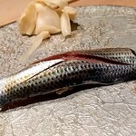 鮨 近藤 - コハダ　ギュッとしまった身の程よい歯応えと淡白でスッキリした味わいが楽しめます。