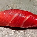 鮨 近藤 - 中トロ　見た目から存在感ある中トロ。口の中に入れた瞬間とろけちゃいます。