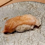 鮨 近藤 - ほっき貝　肉厚でジューシー、食感は柔らかめで噛むほどに甘みが口の中に広がります。