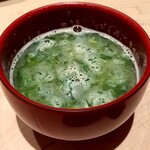 鮨 近藤 - アオサの味噌汁　アオサの上品な味わいと白味噌の甘い味わいがマッチして優しい味の味噌汁です。