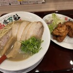 Noukou Tori Paitan Ra-Men Keimi Mansai - 鶏味ラーメン LINEクーポン利用 ¥590
                        豚バラチャーシュー ¥370
                        唐揚げ 2個 ¥380