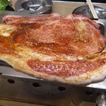 大阪焼肉・ホルモン ふたご - はみ出るカルビ