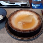 クロモリ - 煮込み 　～気仙沼市 吉切鮫の背びれ、自家製生ハム（３年熟成）、土鍋ご飯 　～角田市 ササニシキ、東松島市 もち麦