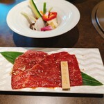 Hidagyu Uittou Yabakuroichidai - ウチモモ肉の姿焼き　薄切りなのでさっと炙って食べるのがオススメ！