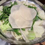 もつ丸 - 餃子の皮が入っている事でとろみが出ます。