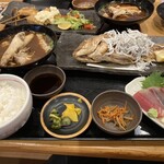 魚輝水産 - 奥はC定食　マグロカツに、串カツ、お刺身の定食です。