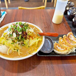 Yokohama Ramen Nanana Naya - 「モツ味噌らーめん」¥1,100、「ランチセット（餃子3個＋半ライス）」¥300（ライスは抜いてもらいました）