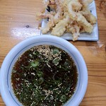 Teuchi Udon Hariya - 薬味をつけ汁に入れて、天つゆとつけ汁の両方でゲソ天を味わう。