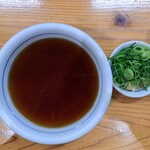 手打うどん はりや - 先に配られる「つけ汁」と薬味。器は大盛用で、普通はもっと小さな器だ。