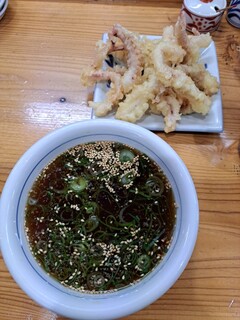 Teuchi Udon Hariya - 薬味をつけ汁に入れて、天つゆとつけ汁の両方でゲソ天を味わう。