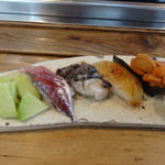 鮨 笹元 - 緑の大根に地魚の握り