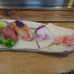 鮨 笹元 - 地魚の握りに紫大根