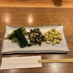 KAWAKAMI-AN - 蕎麦前三点盛り(小)鞍掛豆と信州ひとり娘豆、どちらも香りが深くて旨い豆です。野沢菜の塩加減もさすが本場。