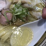 麺道 千鶏 - レンゲですくった鶏塩スープ。スープは上田地鶏「真田丸」を使用