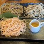 つくも - 三色ざるそば　右上普通そば　左上さくら切りそば　下紅花切りそばとシークワーサー果汁