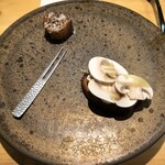 odorat - メークインはかりかりに　静岡県産マッシュルームをバゲットに載せて。リッツくらいのアミューズですが美味しい。