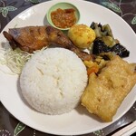 Warung Berkah Jaya - Nasi Campur 1050円
                      (鶏肉揚げと野菜の盛り合わせ)