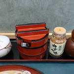 Komoro Soba - 卓上の調味料