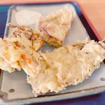 Maharu - 鰯天ぷらはサクサクの衣と鰯の旨味が引き立ち、訪れる人々を魅了する。
                      筍天ぷらは、香川で一般的な下茹でした筍に濃い味付けをしたもので、そのおいしさは納得のいくものだ。