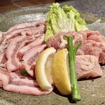 杏樹亭 岸根店 - 「黒豚塩焼（税込￥750）」と「地鶏塩焼（税込￥750）」