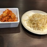 炭火焼肉 にく式 - キムチとナムル